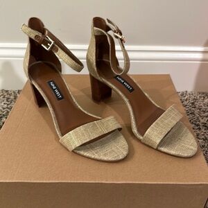 Brand new size 7 Nine West gold heels